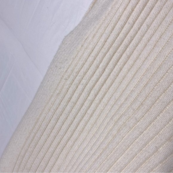 5/$25 Old Navy Oversized Cream Ribbed V Neck Sweater Vest M - Picture 6 of 14